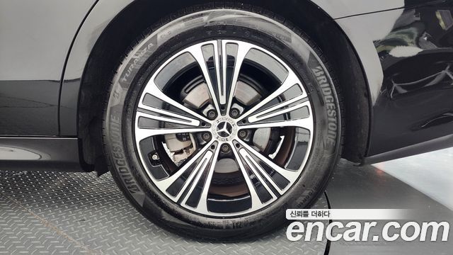 Mercedes-Benz E-Class 2025 — photo 7