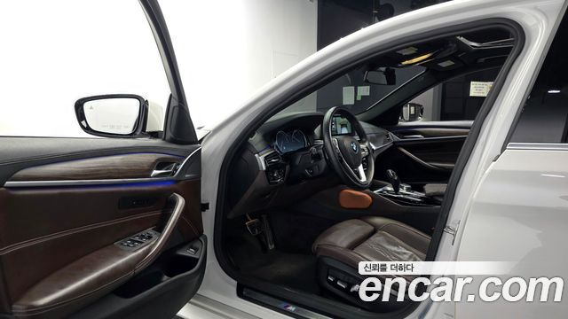 BMW 5-Series 2018 — photo 10