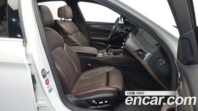 BMW 5-Series 2018 — photo 11