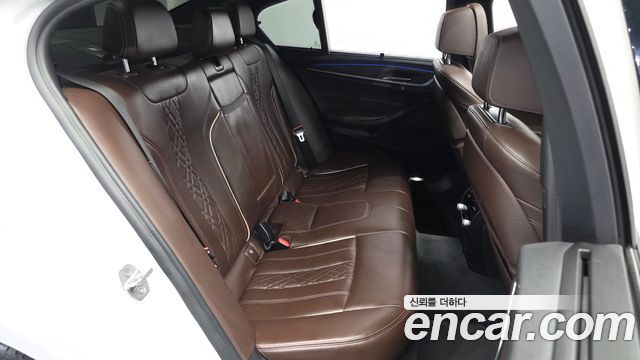 BMW 5-Series 2018 — photo 12