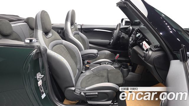 Mini Cooper Convertible 2024 — photo 17