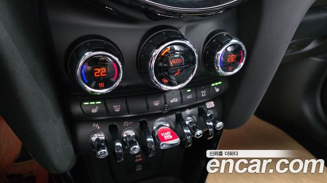 Mini Cooper Convertible 2024 — photo 24