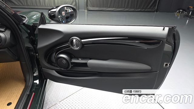 Mini Cooper Convertible 2024 — photo 15
