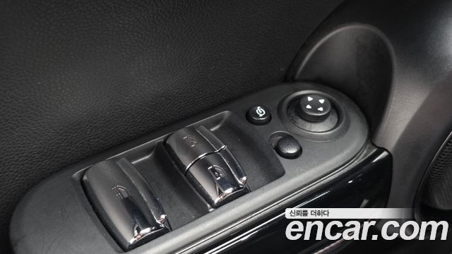 Mini Cooper Convertible 2024 — photo 28