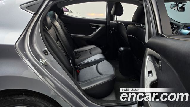 Hyundai AVANTE 2014 — photo 17