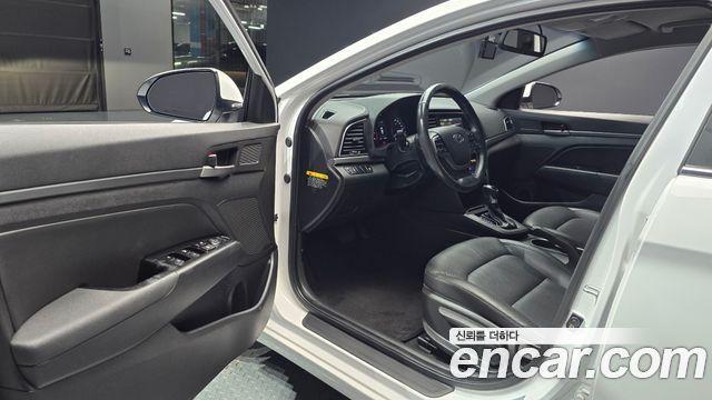 Hyundai AVANTE 2016 — photo 13
