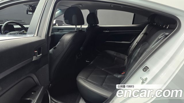 Hyundai AVANTE 2016 — photo 18