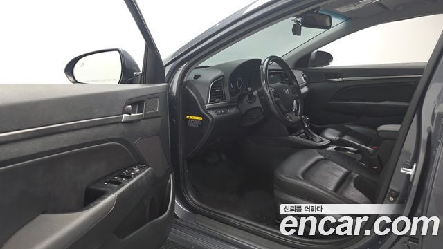 Hyundai AVANTE 2016 — photo 10