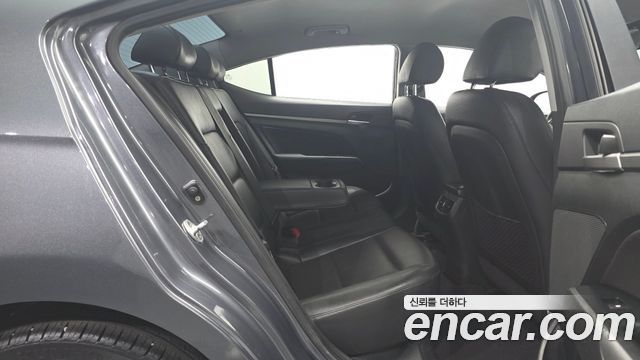 Hyundai AVANTE 2016 — photo 11