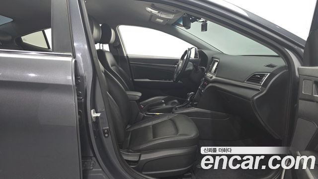 Hyundai AVANTE 2016 — photo 12