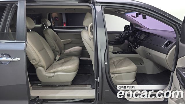 Kia Canival 2015 — photo 11