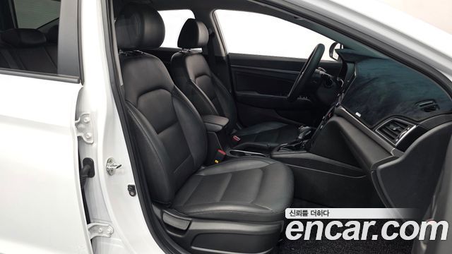 Hyundai AVANTE 2018 — photo 11