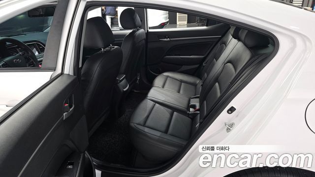 Hyundai AVANTE 2018 — photo 12