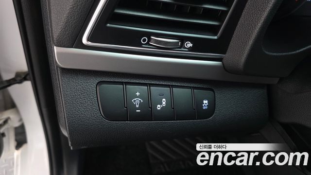 Hyundai AVANTE 2018 — photo 16