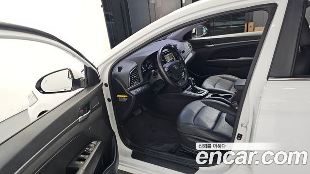 Hyundai AVANTE 2017 — photo 10