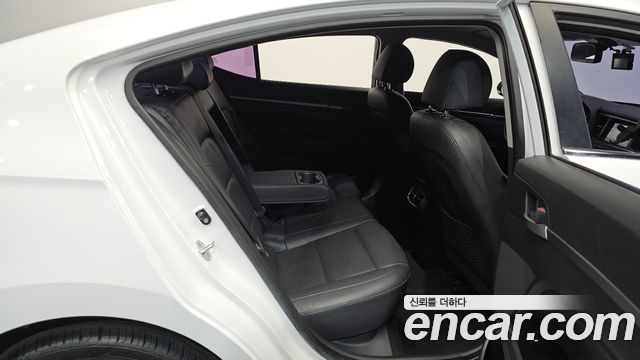 Hyundai AVANTE 2017 — photo 11