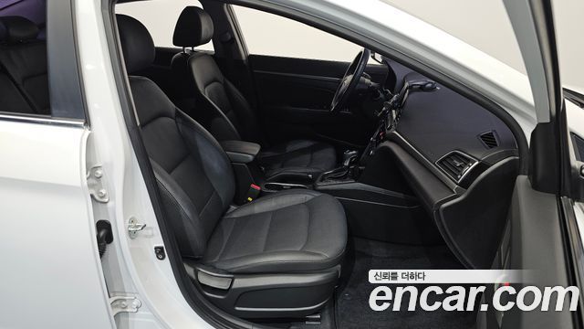 Hyundai AVANTE 2017 — photo 12