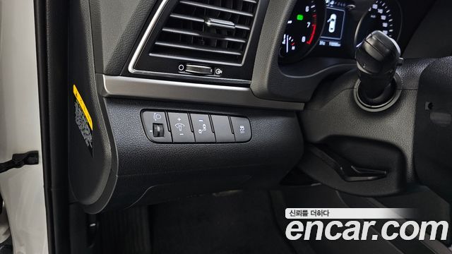 Hyundai AVANTE 2017 — photo 18
