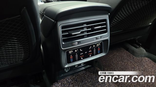 Audi Q8 2022 — photo 28