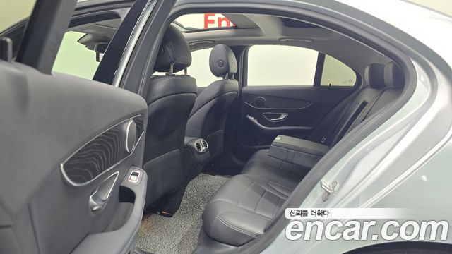 Mercedes-Benz C-Class 2018 — photo 18
