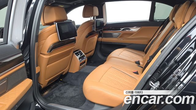 BMW 7-Series 2020 — photo 16