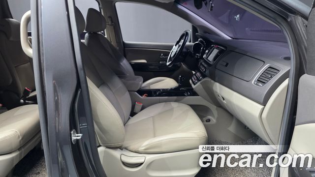 Kia Canival 2016 — photo 11