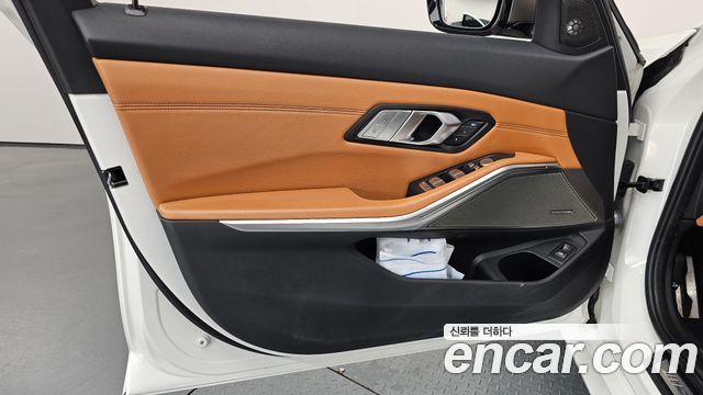 BMW 3-Series 2022 — photo 14