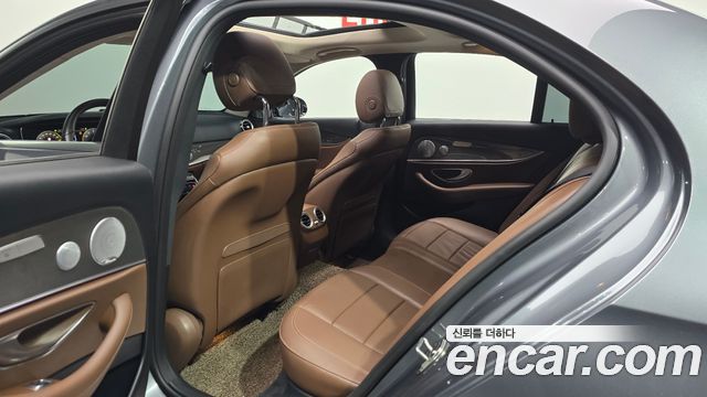 Mercedes-Benz E-Class 2020 — photo 17
