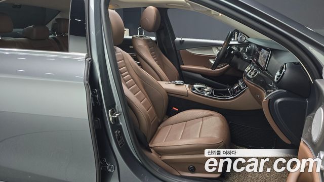 Mercedes-Benz E-Class 2020 — photo 16