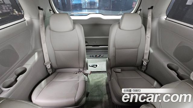 Kia Canival 2015 — photo 13
