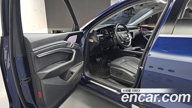 Audi e-tron 2021 — photo 13