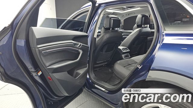 Audi e-tron 2021 — photo 18
