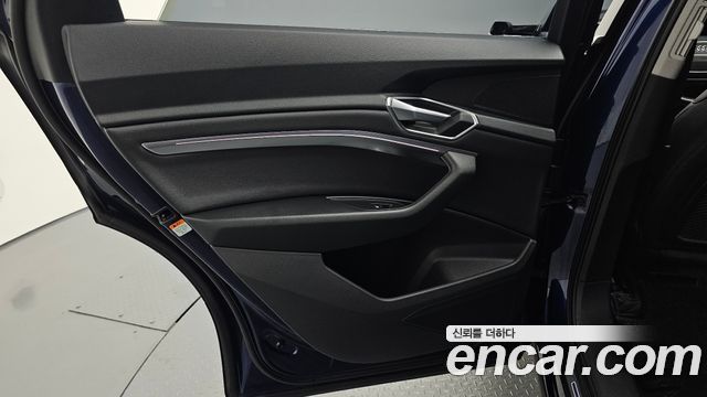 Audi e-tron 2021 — photo 15