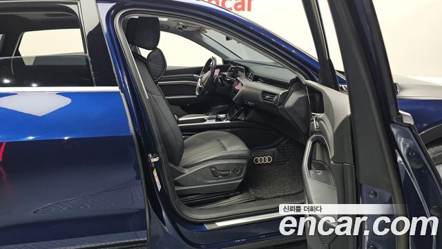 Audi e-tron 2021 — photo 16