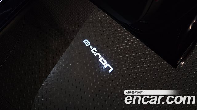 Audi e-tron 2021 — photo 34
