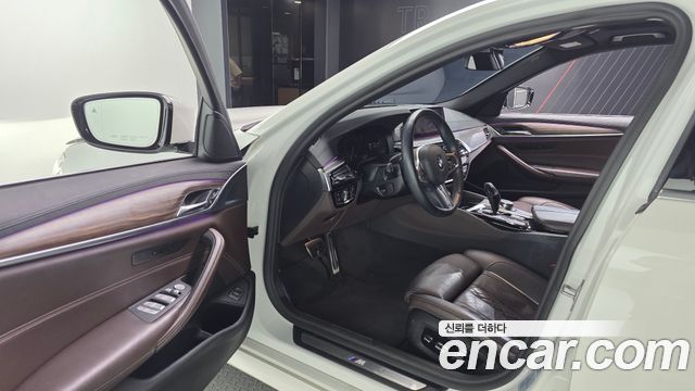 BMW 5-Series 2019 — photo 10