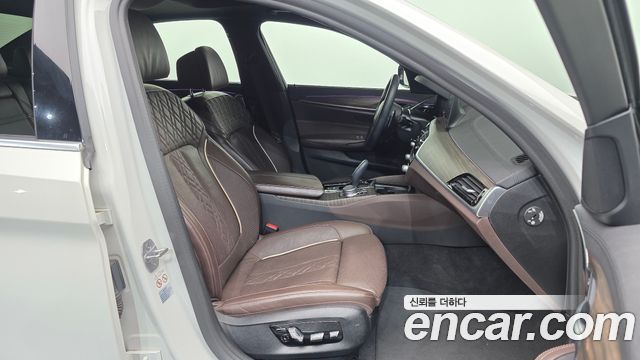 BMW 5-Series 2019 — photo 11