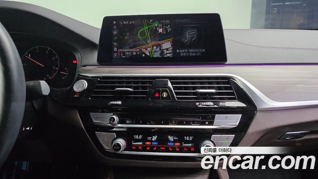 BMW 5-Series 2019 — photo 14