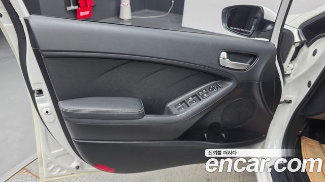 Kia K3 2016 — photo 13