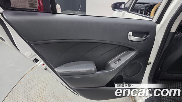 Kia K3 2016 — photo 14
