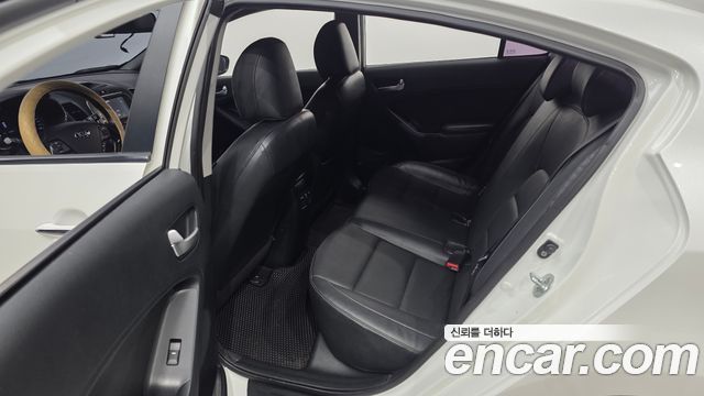 Kia K3 2016 — photo 15