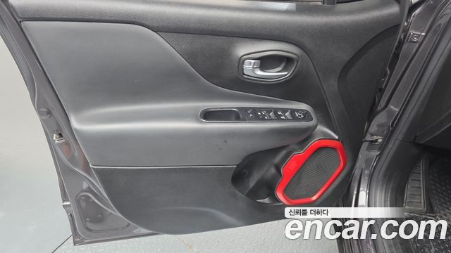 Jeep Renegade 2018 — photo 14