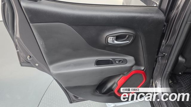 Jeep Renegade 2018 — photo 15