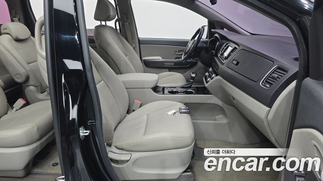 Kia Canival 2019 — photo 17