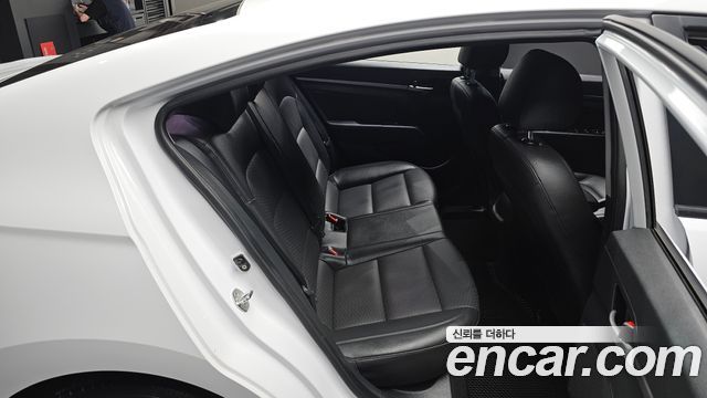 Hyundai AVANTE 2020 — photo 11