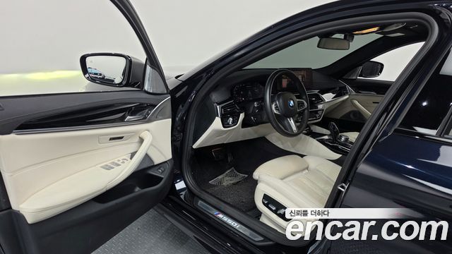 BMW 5-Series 2022 — photo 10