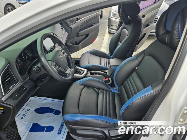 Hyundai AVANTE 2016 — photo 10