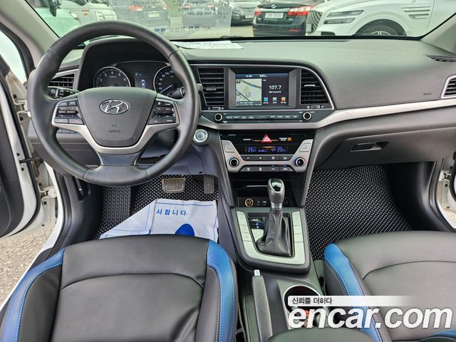 Hyundai AVANTE 2016 — photo 11