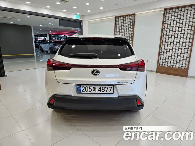 Lexus UX 2025 — photo 4