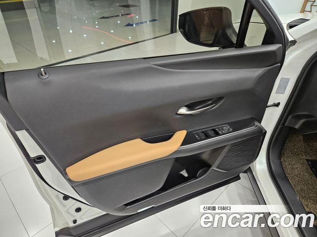 Lexus UX 2025 — photo 14